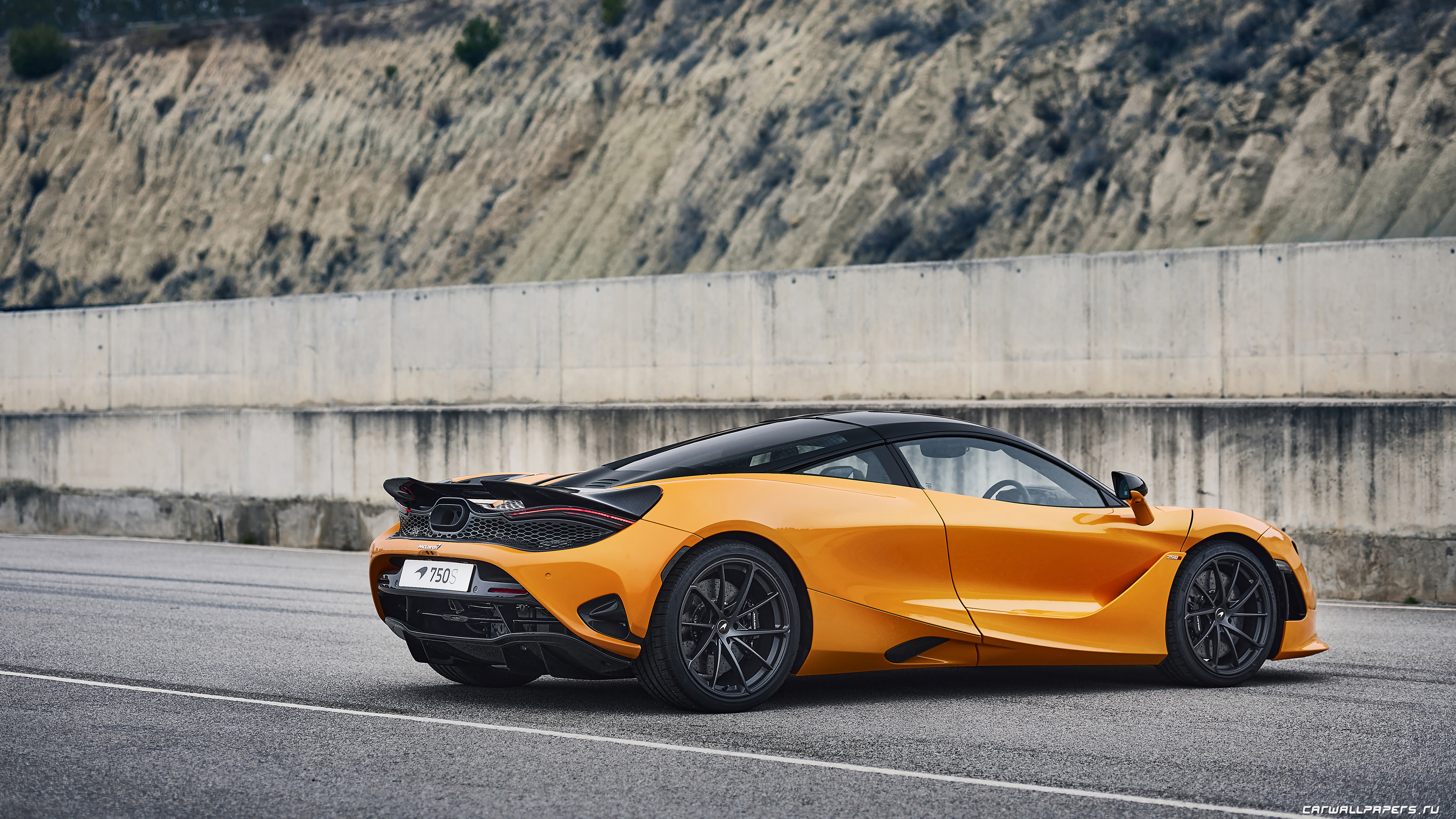 Макларен 720s со спойлером