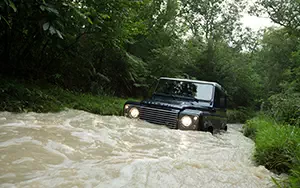   Land Rover Defender 90 Station Wagon - 2013