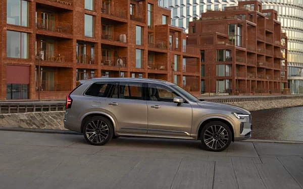   Volvo XC90 T8 Recharge AWD - 2024